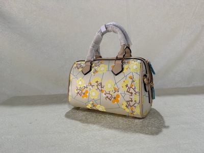 Ice-crack plum-blossom hand-woven Shu Brocade handbag.
