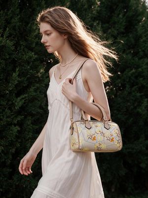 Plum-Blossom Brocade, Heritage On-the-Go (22 × 14 cm)